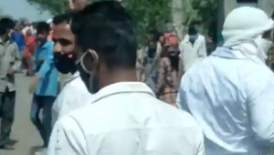 Ấn Độ: Quan chức đi vận động tiêm chủng bị dân vác gậy đuổi đánh