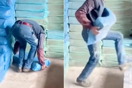 Dân mạng rơi nước mắt trước cách dạy con của ông bố cửu vạn