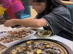 Miệt thị khách ăn buffet quá nhiều, ông chủ bị 'ném đá'