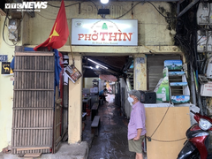 Nhà hàng, quán ăn Hà Nội rốt ráo chuyển sang bán mang về trước giờ 'giới nghiêm'