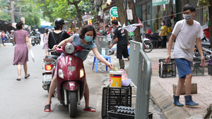 Video: Người Hà Nội đi chợ bỏ tiền vào xô, nhận đồ ở chậu