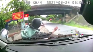 Video: Ô tô đi ngược chiều, tông trực diện húc văng xe máy