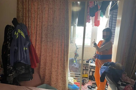 Ném đồ từ tầng cao chung cư, cô gái không ngờ bị cảnh sát bắt