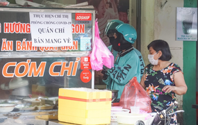 Video: Hàng quán Hà Nội đồng loạt dừng hoạt động, chỉ bán mang về