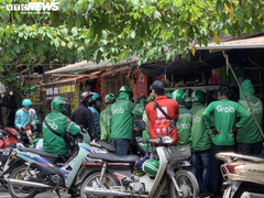 Hà Nội: Shipper tấp nập mua đồ cho khách, nhiều người chủ quan không giãn cách