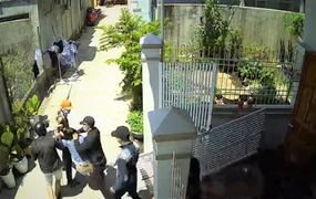 Nhóm đòi nợ xông vào nhà dân, khống chế người phụ nữ đưa đến nhà nghỉ