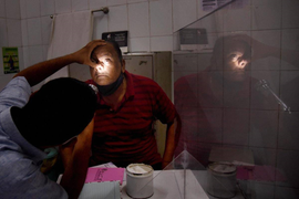 Hết nấm đen và nấm trắng, Ấn Độ lại phải vật lộn chống bệnh nấm vàng