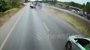 Video: Nổ lốp liên tiếp 2 lần, xe bán tải lộn nhiều vòng trên đường