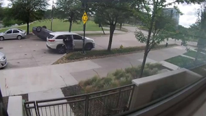 Video: Đâm ô tô đỗ bên đường, xe hơi lật ngửa 