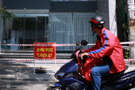 Nhân viên du lịch Đà Nẵng: Chuyển nghề làm shipper kiếm sống mà vẫn thất nghiệp