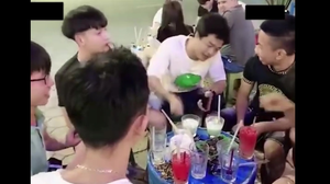 Mất tiền vì bị nhóm bạn chơi khăm