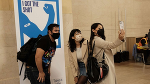 Mỹ: Hơn 10.000 người tiêm đủ 2 mũi vaccine mắc COVID-19