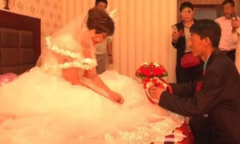 Lướt mạng, người đàn ông tá hỏa thấy vợ cưới người khác 