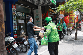 Video: Shipper nhộn nhịp 'nổ đơn', quán tăng người phục vụ mùa dịch COVID-19 