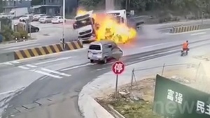 Video: Hai xe tải tông nhau trên đường, khói lửa bao trùm khủng khiếp