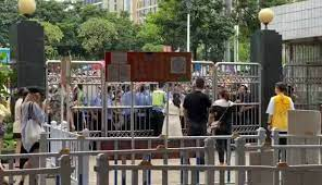 Video: 'Dòng lũ' người lao vào điểm tiêm chủng Trung Quốc như ong vỡ tổ