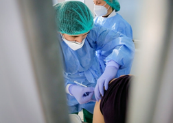 Tìm ra nguyên nhân gây đông máu sau tiêm vaccine COVID-19