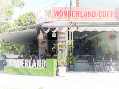 Bất chấp lệnh cấm, chủ quán cà phê vẫn ngang nhiên mở cửa phục vụ khách tại chỗ