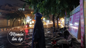 Người đàn ông cứ đứng ở con phố ngập, ngỡ trú mưa hóa ra âm thầm làm mãi 1 việc