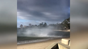 Video: Lốc xoáy kỳ ảo xuất hiện ở Australia khiến nhiều người thích thú