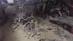 Video: Xe đạp điện đang sạc phát nổ, thiêu rụi gara
