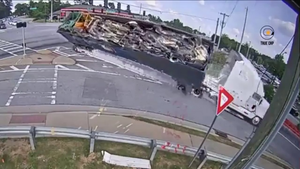 Video: Container phế liệu mất cân bằng, lật nghiêng khi vào cua
