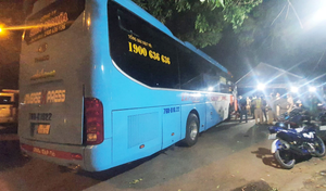 Tài xế nhốt CSGT trên xe khách rồi tông chốt kiểm soát phòng chống dịch COVID-19