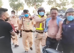 Danh tính tài xế nhốt CSGT trên xe khách rồi tông chốt kiểm soát dịch COVID-19