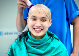 Bác sĩ trẻ cạo trọc đầu, cười rạng rỡ vào tâm dịch Bắc Giang
