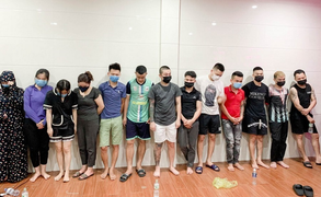 Khởi tố nhóm đánh bạc giữa mùa dịch ở Hà Tĩnh