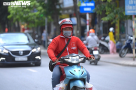 Hàng quán chỉ bán mang về, thu nhập của shipper Hà Nội tăng cao