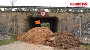 Video: Người Hà Nội đắp đất, lập chốt hạn chế người đi lại, phòng dịch COVID-19