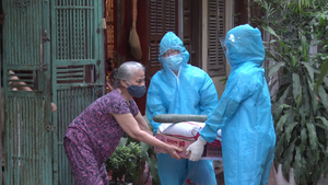 Video: Tiếp tế nhu yếu phẩm cho hơn 100 nhân khẩu trong vùng cách ly ở Hà Nội