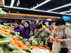 Ảnh: Người dân TP.HCM đổ xô đi mua thực phẩm trước giờ giãn cách xã hội