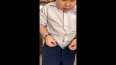 Bé trai chật vật kéo khóa quần vì tăng cân sau kỳ nghỉ 