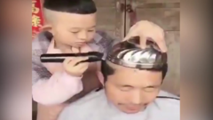Cậu bé trổ tài cắt tóc cho bố bằng... tô