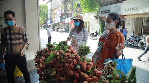 Video: Người Hà Nội chung tay tiêu thụ vải thiều Bắc Giang
