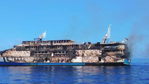 Tàu Indonesia chở 200 người bốc cháy, hành khách nhảy xuống biển thoát thân