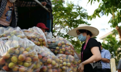 Hàng từ tâm dịch Bắc Giang đổ về, dân Hà Nội xuyên đêm ngóng đợi