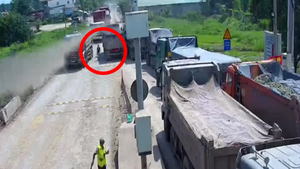 Video: Bị yêu cầu mua vé, tài xế cầm rựa đuổi chém nhân viên trạm thu phí 