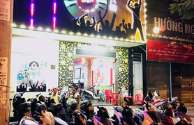 Bất chấp lệnh cấm, hàng chục nam nữ tụ tập hát karaoke giữa dịch COVID-19
