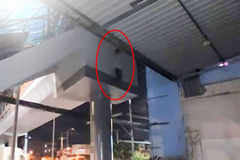 Người đàn ông chết trong tư thế treo cổ trước Bến xe An Sương