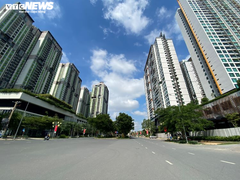 Ảnh: Đường phố Sài Gòn lác đác người trong ngày đầu tiên giãn cách xã hội