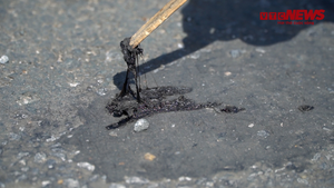 Hà Nội nắng như đổ lửa, nhựa đường nóng chảy, dân tưới nước hạ nhiệt giữa trưa