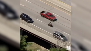 Video: Cảnh sát truy đuổi xe máy chạy ngược chiều, đánh võng trên cao tốc ở Mỹ