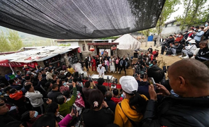 Anh bán mỳ ở Trung Quốc mệt mỏi, tiều tụy với đội quân livestream