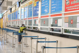 Video: Bến xe, xe ga tàu ở Hà Nội đìu hiu, cầm cự trong mùa dịch COVD-19