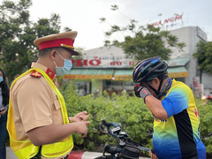 CSGT TP.HCM phạt người đi đường không đeo khẩu trang, mức phạt tới 3 triệu đồng