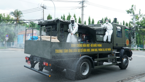 Video: Dàn xe đặc chủng phun khử khuẩn trên diện rộng ở vùng dịch Gò Vấp