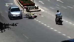 Video: Sang đường bất cẩn, người đàn ông bị xe hơi tông văng lên không trung